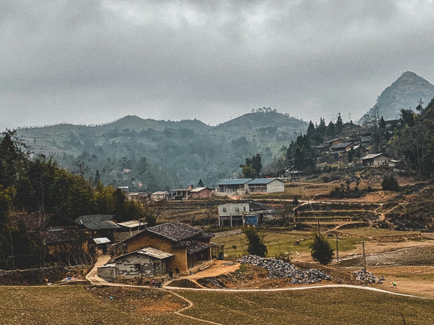 Only 1km from Lung Cu flagpole, there is a cultural village known as a fairy village in Ha Giang - Photo 2.