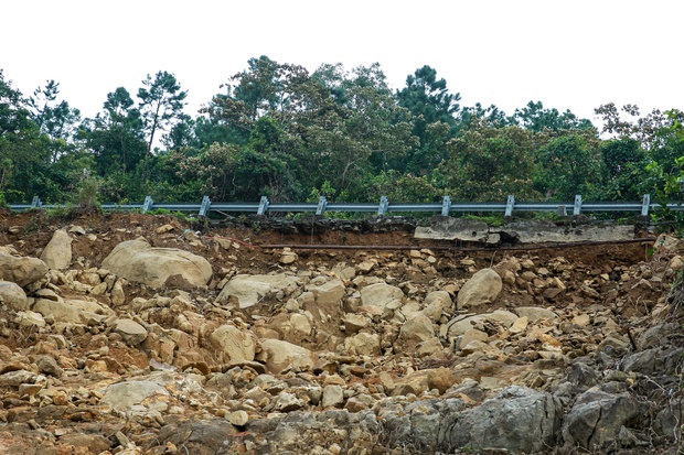 Ảnh: Hiểm nguy rình rập trên đèo Hải Vân sau trận mưa lịch sử ở Đà Nẵng - Ảnh 10.