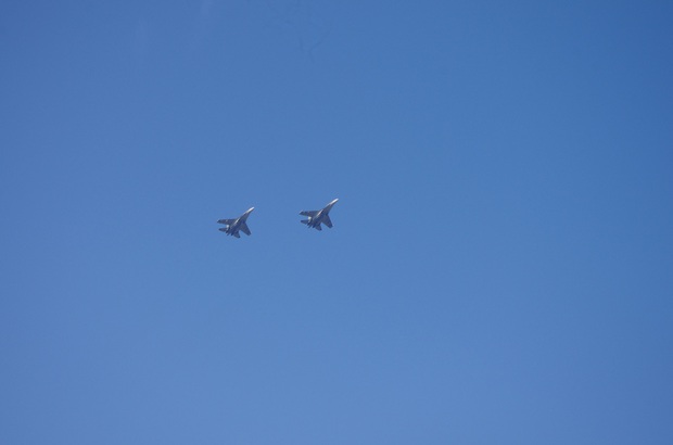 Máy bay Su-30MK2 và trực thăng phối hợp thao diễn trên bầu trời Hà Nội - Ảnh 12.