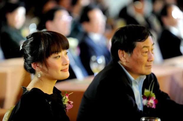 Ái nữ độc nhất của tỷ phú Trung Quốc: Học vấn cao, sở hữu 160 nghìn tỷ đồng, có tất cả chỉ không có… chồng - Ảnh 2.