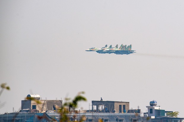 Máy bay Su-30MK2 và trực thăng phối hợp thao diễn trên bầu trời Hà Nội - Ảnh 8.