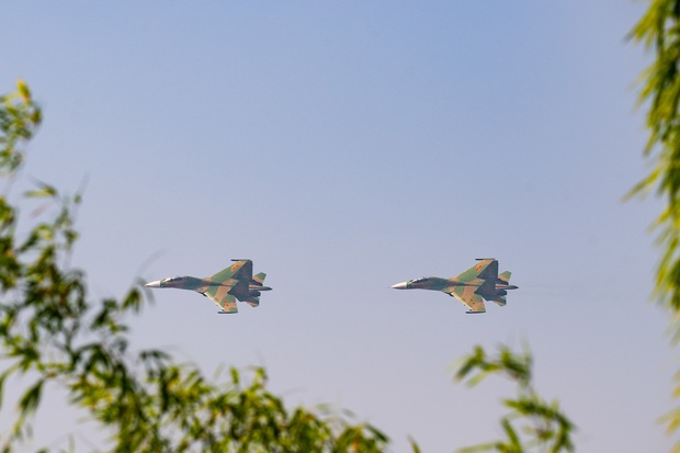 Máy bay Su-30MK2 và trực thăng phối hợp thao diễn trên bầu trời Hà Nội - Ảnh 6.