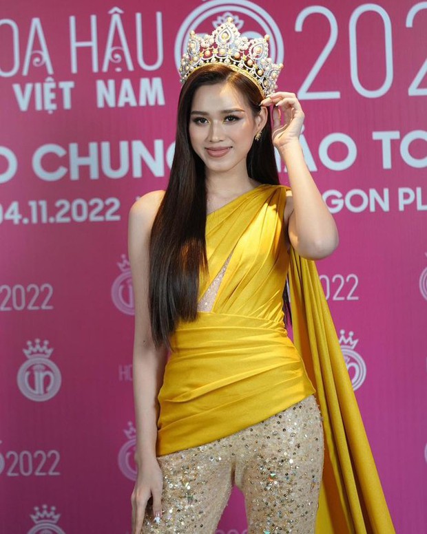 Những bộ cánh kém xinh của dàn Hoa hậu Việt thời gian qua - Ảnh 1.
