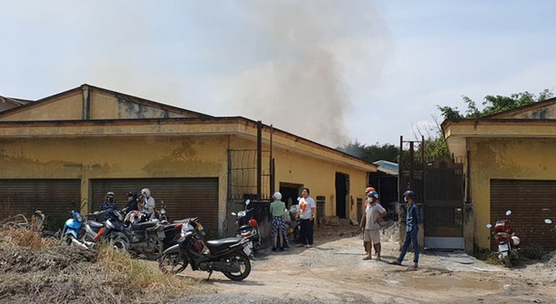 Cháy lớn tại xưởng nội thất trong khu dân cư ở TP.HCM - Ảnh 2.