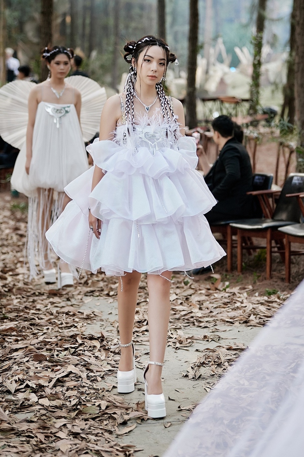 Hoa hậu siêu quốc gia 2013 mặc váy 20kg, catwalk giữa rừng thông - Ảnh 14.