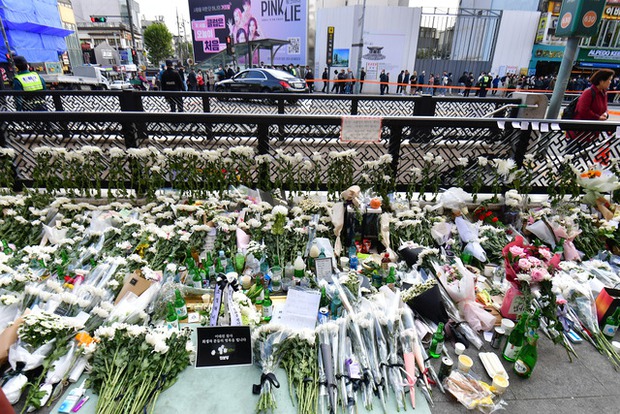 Miyeon (G)I-DLE đến đặt hoa, bật khóc tưởng niệm người bạn đặc biệt qua đời vì thảm kịch giẫm đạp Itaewon - Ảnh 3.