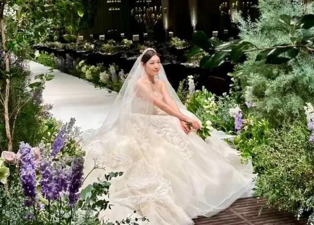 Chiếc váy cưới đắt đỏ - Ảnh 1. Chiếc váy cưới đắt đỏ - Ảnh 1.
