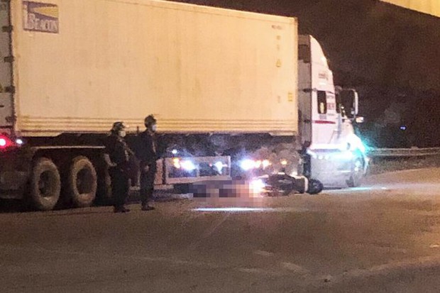 TP.HCM: Va chạm với xe container, 2 thanh niên đi SH tử vong tại chỗ - Ảnh 1. TP.HCM: Va chạm với xe container, 2 thanh niên đi SH tử vong tại chỗ - Ảnh 1.