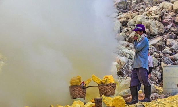 Nghề khai thác mỏ trên miệng núi lửa ở Indonesia: Liều mạng với Tử thần - Ảnh 7.