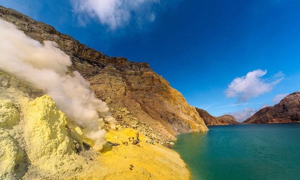 Nghề khai thác mỏ trên miệng núi lửa ở Indonesia: Liều mạng với Tử thần - Ảnh 6.