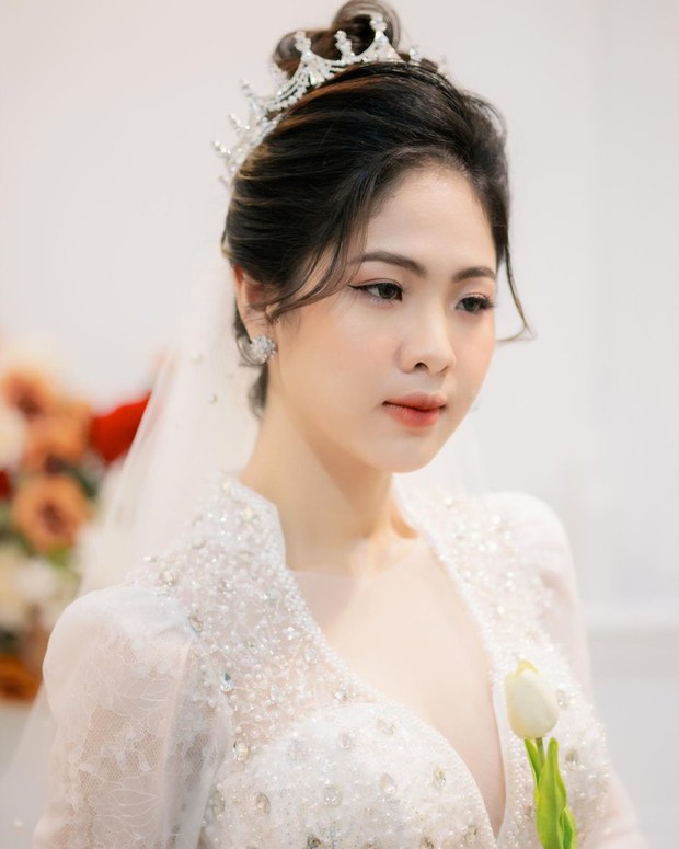 Con gái lấy chồng xa hơn 2000km, bố ngồi khóc nức nở khiến nhiều người xúc động - Ảnh 2.