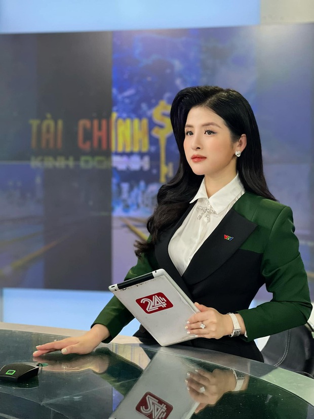 Loạt set đồ lên sóng nổi bật của BTV Hải Vân - Ảnh 11. Loạt set đồ lên sóng nổi bật của BTV Hải Vân - Ảnh 11.