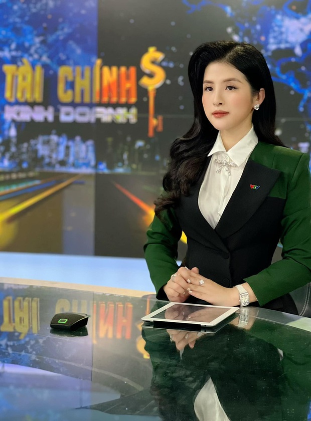Loạt set đồ lên sóng nổi bật của BTV Hải Vân - Ảnh 8. Loạt set đồ lên sóng nổi bật của BTV Hải Vân - Ảnh 8.