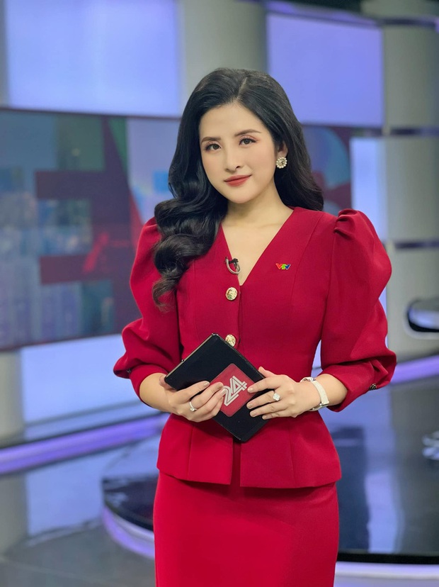 Loạt set đồ lên sóng nổi bật của BTV Hải Vân - Ảnh 7. Loạt set đồ lên sóng nổi bật của BTV Hải Vân - Ảnh 7.