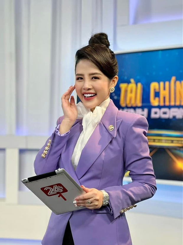 Loạt set đồ lên sóng nổi bật của BTV Hải Vân - Ảnh 5. Loạt set đồ lên sóng nổi bật của BTV Hải Vân - Ảnh 5.