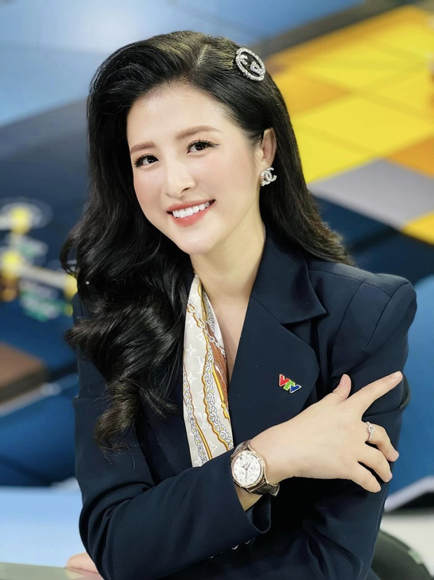 Loạt set đồ lên sóng nổi bật của BTV Hải Vân - Ảnh 25. Loạt set đồ lên sóng nổi bật của BTV Hải Vân - Ảnh 25.