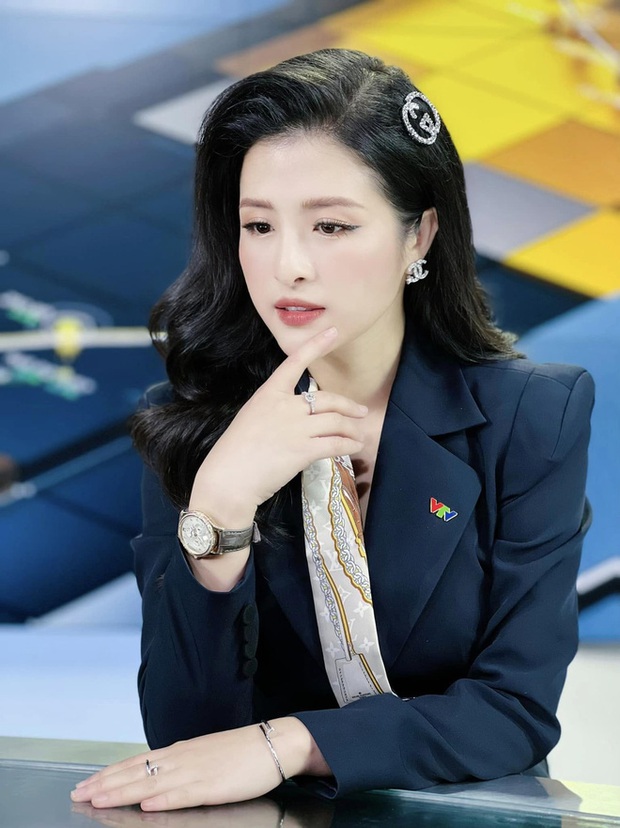 Loạt set đồ lên sóng nổi bật của BTV Hải Vân - Ảnh 24. Loạt set đồ lên sóng nổi bật của BTV Hải Vân - Ảnh 24.