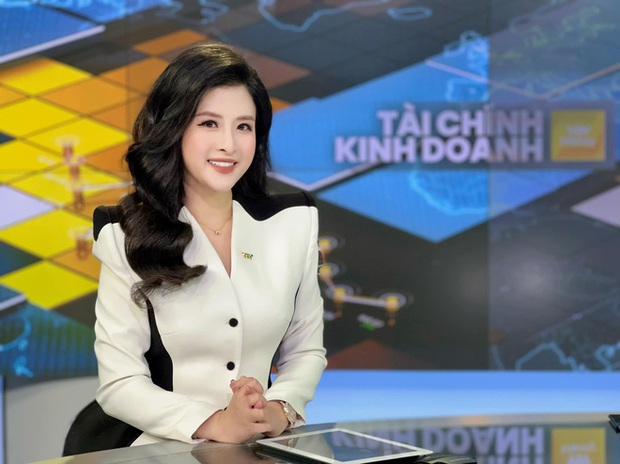 Loạt set đồ lên sóng nổi bật của BTV Hải Vân - Ảnh 22. Loạt set đồ lên sóng nổi bật của BTV Hải Vân - Ảnh 22.