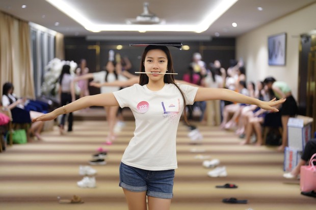 Thí sinh Hoa hậu Việt Nam đội sổ, ngậm đũa catwalk với mặt mộc - Ảnh 24.
