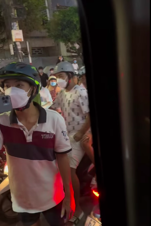 2 Ngày 1 Đêm buộc hủy ghi hình vì khán giả tụ tập quá đông - Ảnh 3.