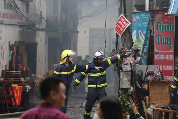 Hà Nội: Cháy lớn ở phố Minh Khai, không ghi nhận thiệt hại về người - Ảnh 2.
