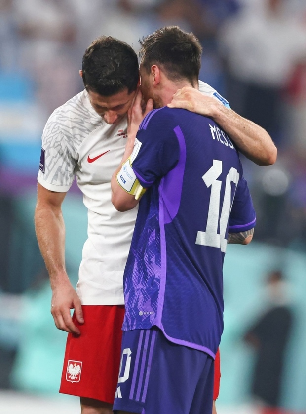 Khoảnh khắc Messi từ chối bắt tay Lewandowski khiến dân mạng đoán già đoán non - Ảnh 4.