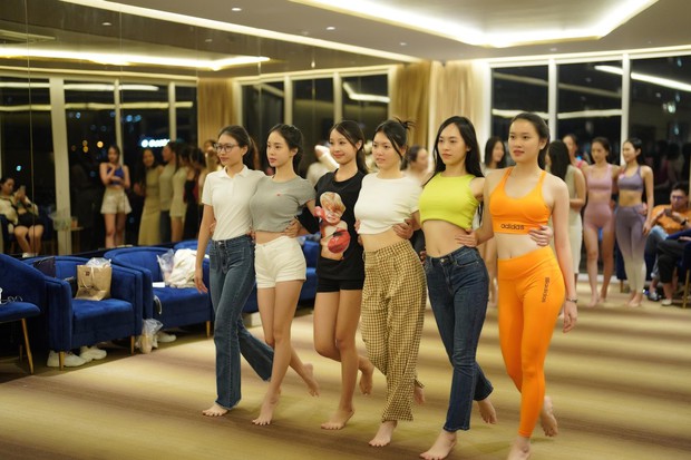 Thí sinh Hoa hậu Việt Nam đội sổ, ngậm đũa catwalk với mặt mộc - Ảnh 14.