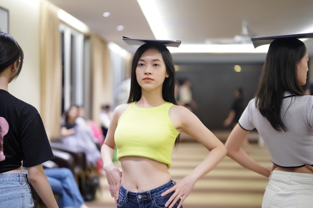 Thí sinh Hoa hậu Việt Nam đội sổ, ngậm đũa catwalk với mặt mộc - Ảnh 8.