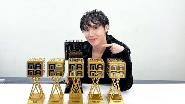 BTS trở thành nghệ sĩ đầu tiên trong lịch sử nhận giải MAMA Bạch kim - Ảnh 1.