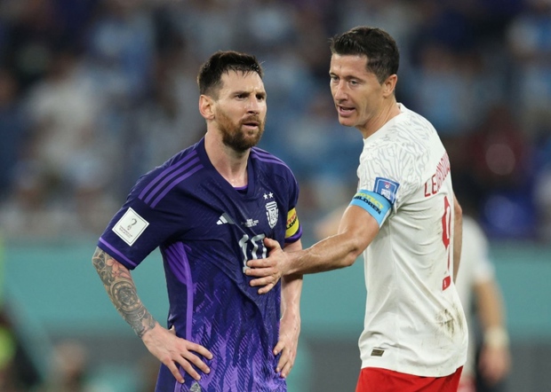 Khoảnh khắc Messi từ chối bắt tay Lewandowski khiến dân mạng đoán già đoán non - Ảnh 3.