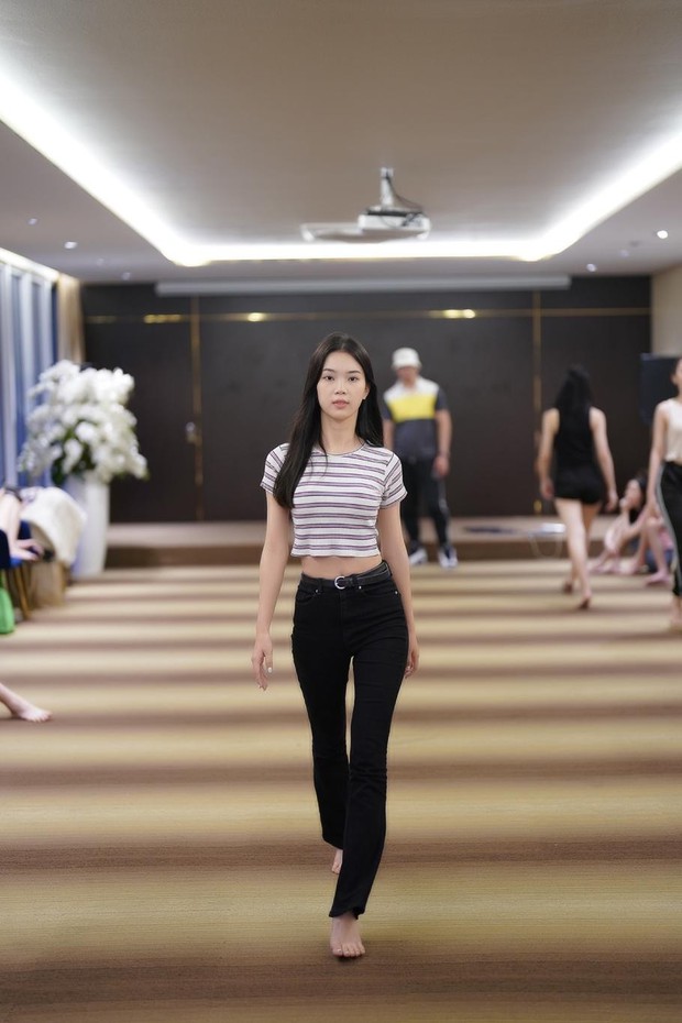 Thí sinh Hoa hậu Việt Nam đội sổ, ngậm đũa catwalk với mặt mộc - Ảnh 5.