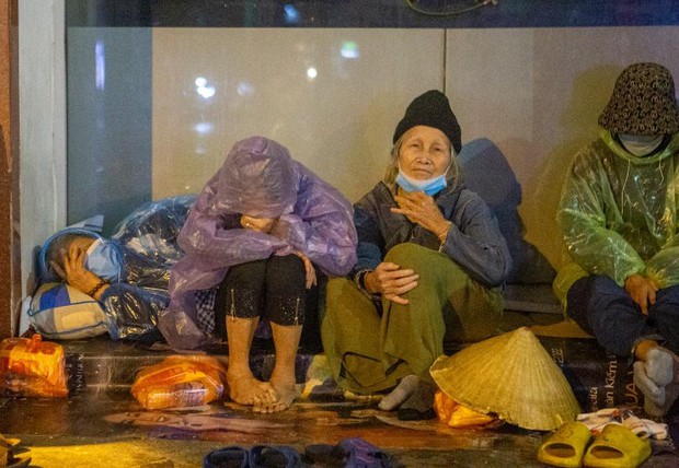 Hà Nội đón rét đậm rét hại, người vô gia cư co ro trong đêm với tấm áo mưa mỏng manh - Ảnh 5.