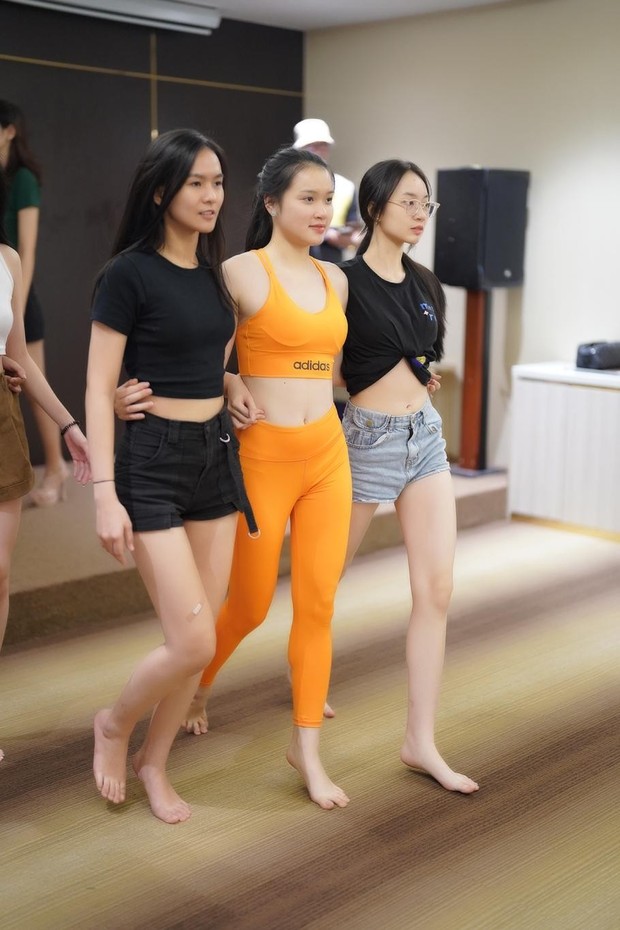 Thí sinh Hoa hậu Việt Nam đội sổ, ngậm đũa catwalk với mặt mộc - Ảnh 16.