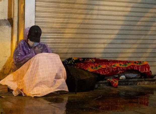 Hà Nội đón rét đậm rét hại, người vô gia cư co ro trong đêm với tấm áo mưa mỏng manh - Ảnh 3.