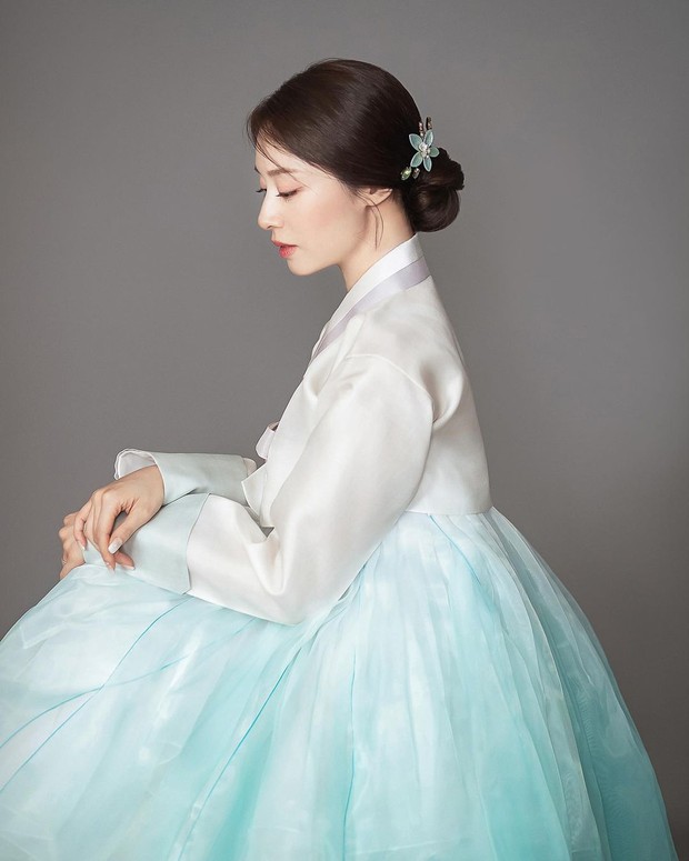Công bố ảnh cưới độc lạ của Jiyeon (T-ara) và chồng cầu thủ: Cặp đôi cực lầy, cô dâu nữ thần như chụp bìa album - Ảnh 8.