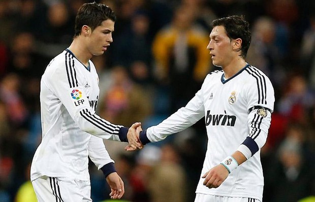 Mesut Ozil bất ngờ chửi mắng truyền thông vì Ronaldo - Ảnh 1.