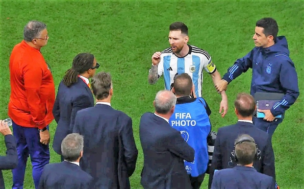 Messi nổi nóng, khiêu khích đối thủ khi Argentina vào bán kết World Cup 2022 - Ảnh 1.