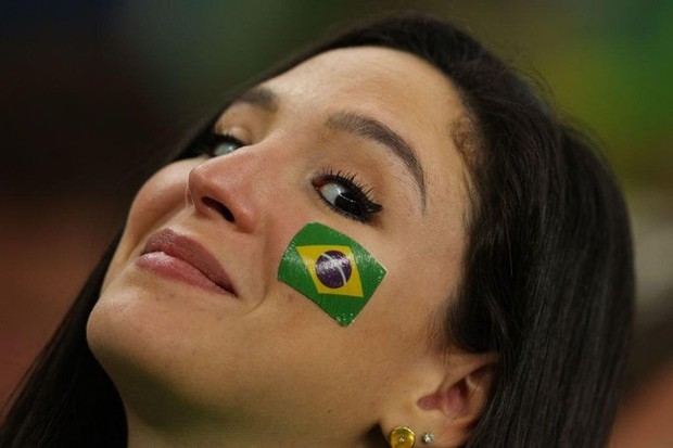 Chùm ảnh: Dàn mỹ nữ Brazil khoe sắc lần cuối trên khán đài World Cup 2022 - Ảnh 4.