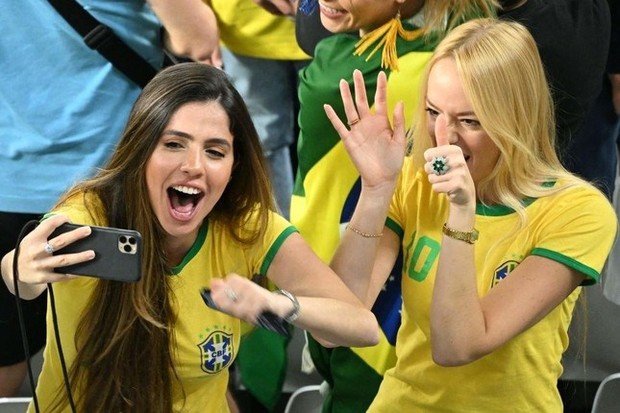 Chùm ảnh: Dàn mỹ nữ Brazil khoe sắc lần cuối trên khán đài World Cup 2022 - Ảnh 2.