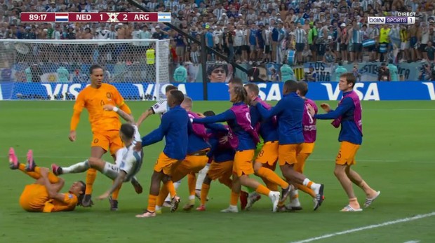 Loạt hành động gây hấn xấu xí giữa Argentina và Hà Lan - Ảnh 1.