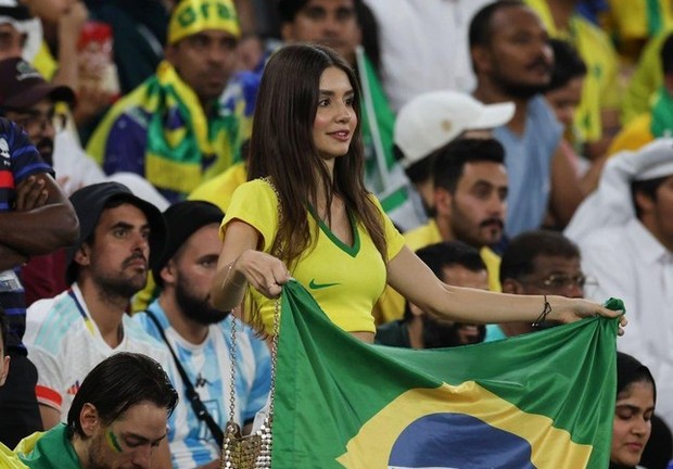 Chùm ảnh: Dàn mỹ nữ Brazil khoe sắc lần cuối trên khán đài World Cup 2022 - Ảnh 10.