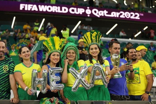 Chùm ảnh: Dàn mỹ nữ Brazil khoe sắc lần cuối trên khán đài World Cup 2022 - Ảnh 8.