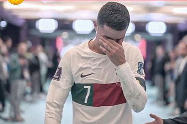 Ronaldo bị CĐV tạt nước vào người trước khi Bồ Đào Nha bị loại khỏi World Cup 2022 - Ảnh 1.