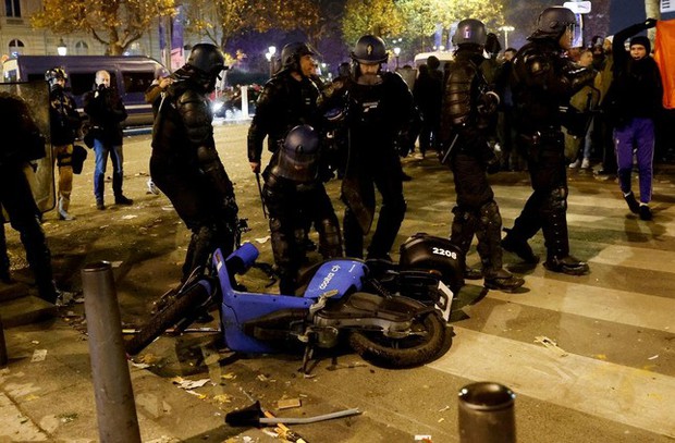 Fan hâm mộ Morocco, Pháp đụng độ với cảnh sát ở Paris sau chiến thắng ở World Cup - Ảnh 8.