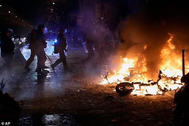 Fan hâm mộ Morocco, Pháp đụng độ với cảnh sát ở Paris sau chiến thắng ở World Cup - Ảnh 7.