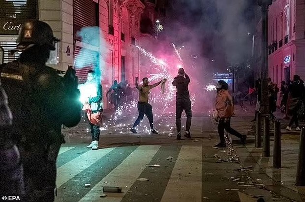 Fan hâm mộ Morocco, Pháp đụng độ với cảnh sát ở Paris sau chiến thắng ở World Cup - Ảnh 6.