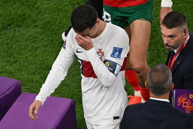 Ronaldo bật khóc nức nở sau khi bị loại khỏi kỳ World Cup cuối cùng sự nghiệp - Ảnh 4.