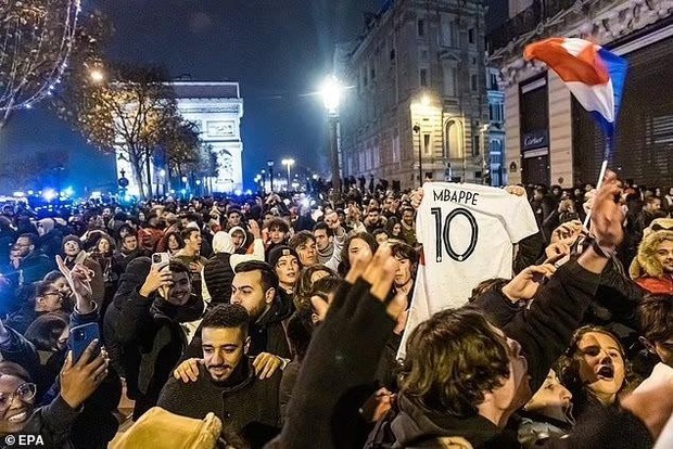 Fan hâm mộ Morocco, Pháp đụng độ với cảnh sát ở Paris sau chiến thắng ở World Cup - Ảnh 3.