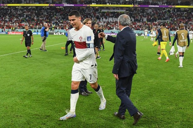 Ronaldo bật khóc nức nở sau khi bị loại khỏi kỳ World Cup cuối cùng sự nghiệp - Ảnh 2.