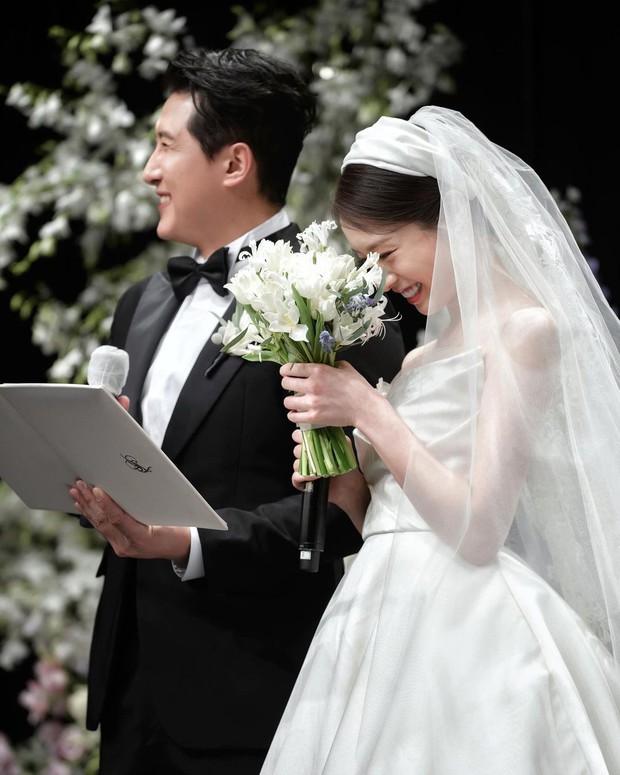 Jiyeon tung ảnh trong đám cưới đẹp như mơ, hé lộ khoảnh khắc cảm động với IU và T-ara - Ảnh 6.